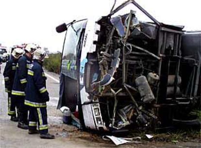 Estado en el que quedó el autocar que volcó en la M-50, en le término municipal de Las Rozas.