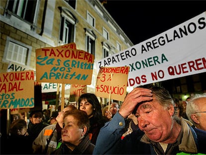 Vecinos del Carmel durante la lectura del manifiesto, ayer en la plaza de Sant Jaume tras la manifestación.