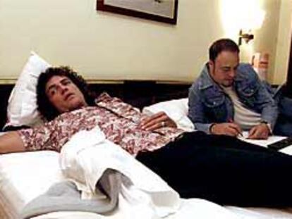 Carlos Tarque, cantante de M-Clan, y Ricardo Ruipérez, guitarrista del grupo, en el hotel de Vitoria poco antes del concierto.