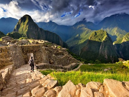 Una turista en la ciudadela inca de Machi Picchu, en Perú. 