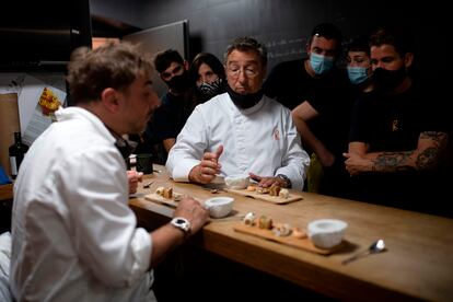 Los hermanos Jordi (delante) y Joan Roca, en la cocina de El Celler de Can Roca.