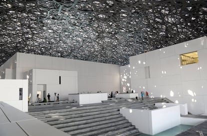 Interior de una de las salas del museo Louvre de Abu Dabi. Etiquetado como "el primer museo universal del mundo árabe", se sitúa en la baja Saadiyat Island, un centro de turismo y cultura en desarrollo a 500 metros de la costa de la capital de los Emiratos Árabes Unidos.