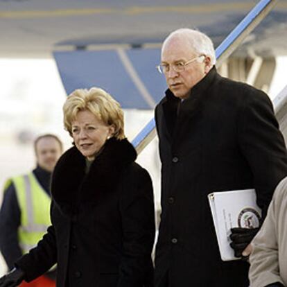 Dick Cheney y su esposa, Lynne, llegan al aeropuerto de Zúrich para asistir al Foro de Davos.