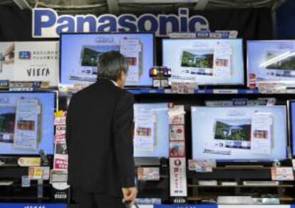 Un cliente observa las pantallas de plasma y LCD de Panasonic en una tienda en Tokio (Japón). EFE/Archivo