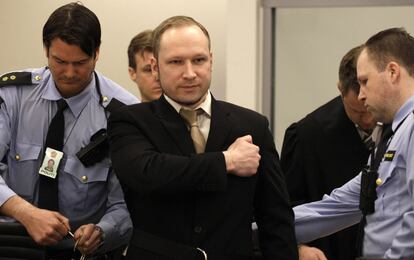 Anders Behring Breivik, acusado de terrorismo, antimusulmán y asesino confeso de 77 personas efectúa un saludo a la entrada en la sala donde se le juzga.