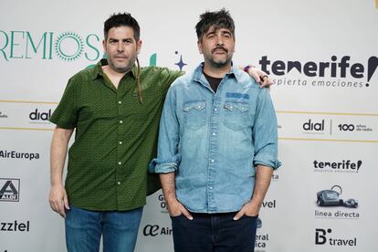 Los Estopa han llegado últimos a la alfombra de los Premios Dial: “Acabamos de despertarnos de la siesta”. A las doce de la noche se estrenan su nuevo disco y dicen estar emocionados: “Después de 25 años, poder estar aquí… esto llega al corazón”.