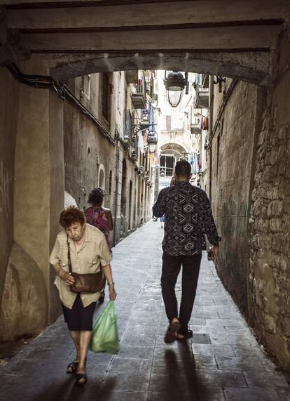 El camino de huida de Younes desde La Rambla hasta el mercado de La Boquería. Allí se perdió su rastro. Un par de horas más tarde, mataba al joven Pau Pérez para arrebatarle el coche.