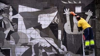 Un trabajador municipal limpia una reproducci&oacute;n de &#039;El Guernica&#039; de Picasso en Guernica (Pa&iacute;s Vasco).