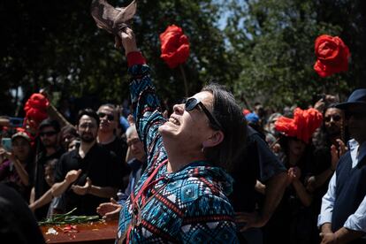 De manera inmediata se genera un fenómeno colectivo en donde es posible imaginar su reencuentro eterno, a 50 años de su separación forzada. En la imagen, Amanda, hija de Joan y Víctor, baila mientras el grupo Inti Illimani, realiza un homenaje a Joan en la entrada del Cementerio General, en Santiago.