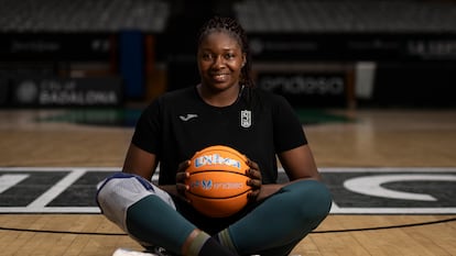 Mariam Coulibaly posa en la cancha del Joventut de Badalona.