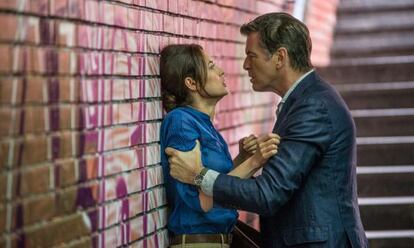 Olga Kurylenko y Pierce Brosnan, en una imagen de 'La conspiración de noviembre', su nueva película.