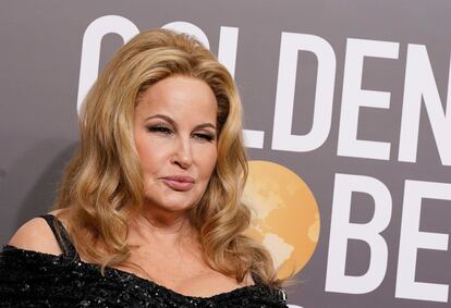 Jennifer Coolidge, una de las protagonistas de la serie 'The White Lotus', llega a la edición 80 de los Globos de Oro, en el hotel Beverly Hilton, en Beverly Hills (California), este 10 de enero.