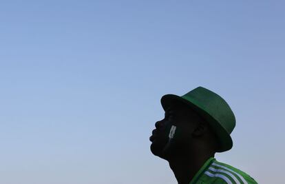 Un seguidor de Nigeria durante la retransmisión del partido entre Irán y la selección nigeriana de fútbol en la Copa del Mundo, dentro del área Fan Fest de la FIFA en la playa de Copacabana, en Río de Janeiro, Brasil. 16 de junio de 2014.