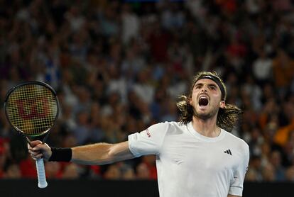 Tsitsipas celebra un punto ante Djokovic.