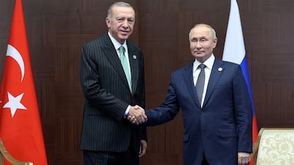 Erdogan y Putin se daban la mano el jueves en Astaná (Kazajistán), en una imagen facilitada por la presidencia turca.