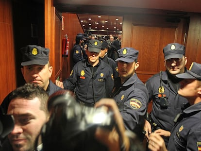 La Policía Nacional entrando en una reunión de controladores aéreos en el hotel Auditorium de Madrid.