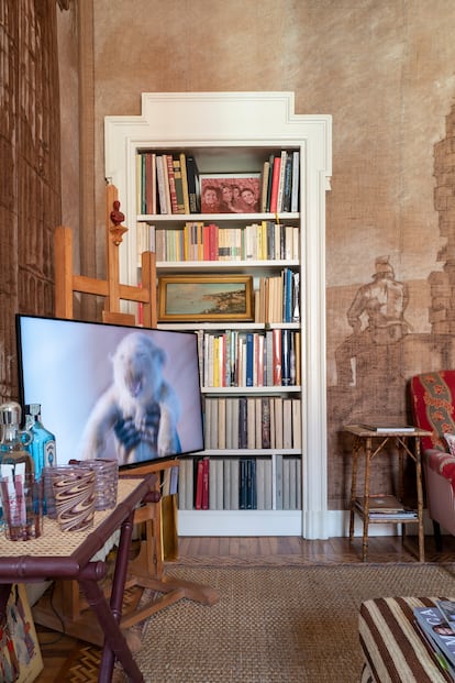 La sala de estar refleja el amor de Mondadori por el  arte y la literatura, un tema constante en todo el apartamento.