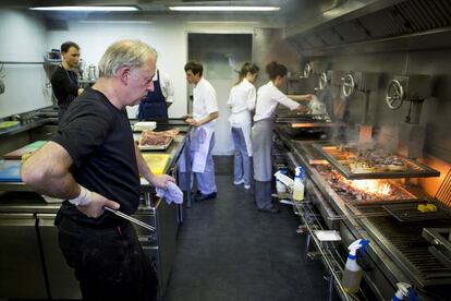 Bittor Arginzoniz, concentrado ante sus parrillas. El cocinero trabaja en silencio. "Sólo hablo con el fuego", dice.