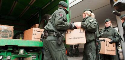 La policía alemana guarda el material incautado durante el registro a locales relacionados con el grupo Millatu Ibrahim