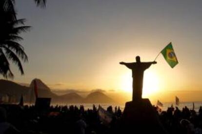 Vista del amanecer en la playa de Copacabana, con estátua de arena del Cristo y con el Pan de Azúcar al fondo, en Río de Janeiro, Brasil, uno de los centros turísticos más importantes del país. EFE/Archivo
