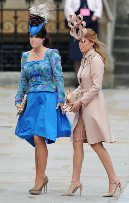 Las princesas Beatriz y Eugenia, hijas de Sarah Ferguson y el príncipe Andrés, con escultóricos tocados de Philip Treacy. El diseñador inglés ha sido el amo de la fiesta, con un total de 36 tocados entre las invitadas.