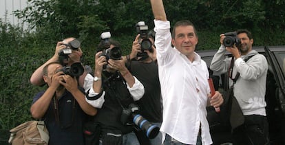Arnaldo Otegi sale de la cárcel de Martutene en San Sebastian, en 2008.