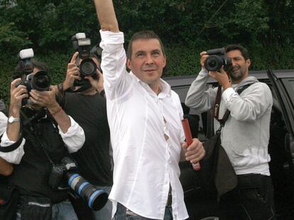 Arnaldo Otegi sale de la cárcel de Martutene en San Sebastian, en 2008.