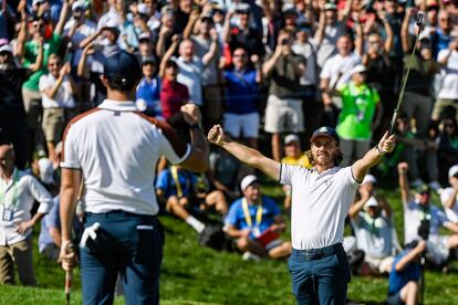 Fleetwood y McIlroy (de espaldas), tras ganar su partido.