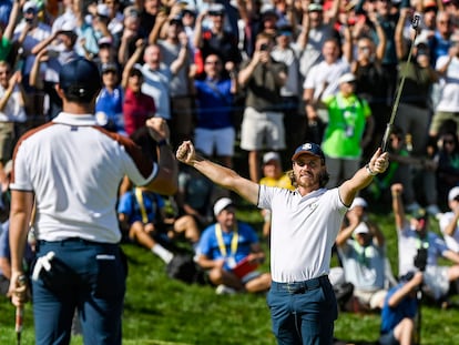 Fleetwood y McIlroy (de espaldas), tras ganar su partido.