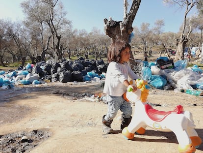 Una niña juega entre bolsas de basura en el campo de refugiados de Moria, en la isla de Lesbos (Grecia) el pasado 3 de abril.