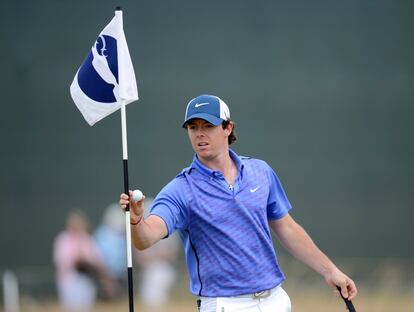 McIlroy, junto a una bandera en el recorrido de Muirfield.