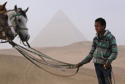 El turismo es uno de los motores de la economía egipcia. En la imagen, un joven guía espera clientes en Giza.