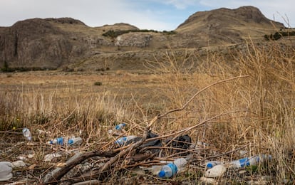 Envases vacíos de botellas de agua mineral en las cercanías al Centro de Acopio y Redistribución de Residuos Inorgánicos de la Municipalidad de El Chaltén, al lado del pico Río Fitz Roy, en marzo de 2022. En 2021, la municipalidad de El Chaltén adhirió a los Objetivos de Desarrollo Sustentable de la Agenda 2030. Uno de esos objetivos se refiere a la disponibilidad de agua y su gestión sostenible.    


