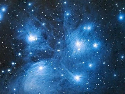 Las Pléyades, o Las siete hermanas, es un cúmulo abierto de estrellas en la constelación de Tauro.
