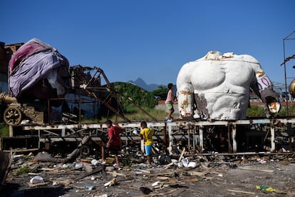 Unos niños jugaban entre restos abandonados de algunos preparativos del Carnaval de 2021, el pasado octubre en Río de Janeiro.