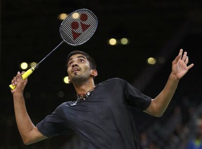 Srikanth Kidambi (India) juega a bdminton contra Lin Dan (China).