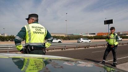 Una patrulla de la Guardia Civil de Tráfico en un control de velocidad en la autovía V-31 durante la presentación realizada este lunes de la Campaña DGT sobre velocidad.