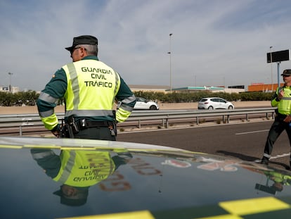 Una patrulla de la Guardia Civil de Tráfico en un control de velocidad en la autovía V-31 durante la presentación realizada este lunes de la Campaña DGT sobre velocidad.