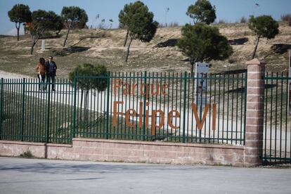 Dos personas pasean por el parque Felipe VI.