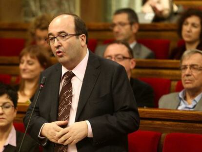 El líder del PSC, Miguel Iceta, en el Parlamento catalán.