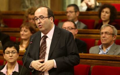 El líder del PSC, Miguel Iceta, en el Parlamento catalán.