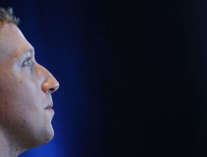 Mark Zuckerberg presentando una aplicación de Facebook para Android en abril de 2013