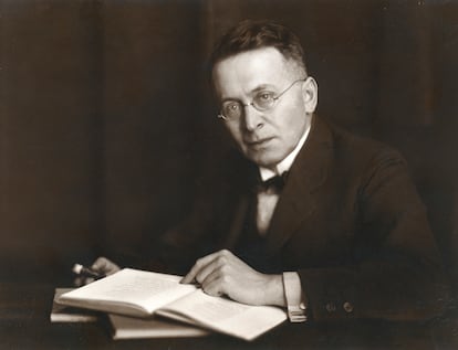 El periodista, poeta y dramaturgo austriaco Karl Kraus. en una imagen de estudio de Joel Heinzelmann tomada en 1921 en Berlín.