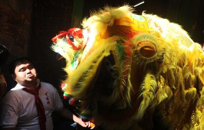Miembros de la comunidad china en India celebran la llegada del Año Nuevo en Calcuta.