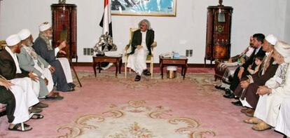 Foto publicada por el Gobierno de Yemen el jueves en la que se ve al presidente Ali Abdal&aacute; Saleh reunido con cl&eacute;rigos en San&aacute;.