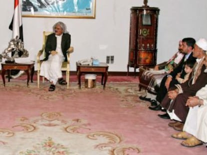 Foto publicada por el Gobierno de Yemen el jueves en la que se ve al presidente Ali Abdal&aacute; Saleh reunido con cl&eacute;rigos en San&aacute;.