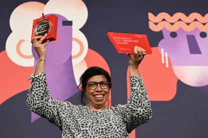 Tatiana Huezo, ganadora de la sección Encuentros a Mejor Directora y el premio a Mejor Documental de la Berlinale, posa con sus galardones durante una conferencia de prensa.