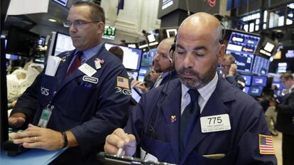 Varios 'traders' trabajan en la bolsa de Wall Street este lunes.