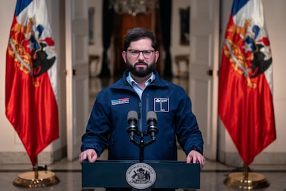 Gabriel Boric presidente de Chile durante el anuncio por la cadena nacional en el palacio de La Moneda, en Santiago (Chile). El 7 de octubre 2024.