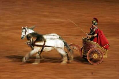 Un momento de la representación de <i>Ben-Hur</i> en el Stade de France.